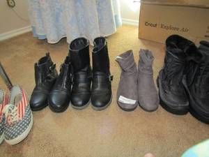 lot 221 image: Womens shoe lot of 1 pair tennis shoes size 89  Snow boots 9,  grey boots az cansas size 9, earth orgines size 9