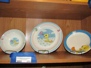 lot 253 image: Gibson TWEETY plate, TWEETY  bowl and saucer