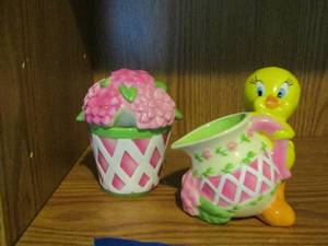 lot 257 image: 2000 TM  TWEETY bird creamer and sugar dish