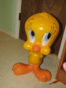lot 258 image: 14 tall ceramic TWEETY bird bank, has a crack at bottom was repaired