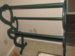 lot 270 image: Green vintage quilt rack, 3631 1412
