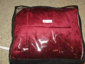 lot 275 image: king size maroon blanket used