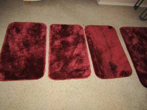 lot 277 image: set of 4 red bathroom rugs, 3 small 1 large used but very clean