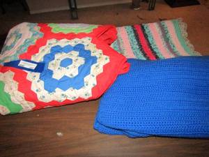 lot 280 image: Hand knitted rug, Blue knitted throw,  full size quilt multi color