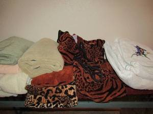 lot 281 image: Large lot of bathing towels and hand towels most like new