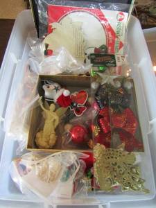 lot 286 image: clear tote of Christmas dcor and more