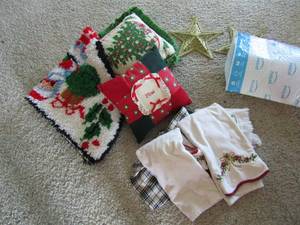lot 298 image: Christmas entry rug, 2 Christmas throw pillows, hand towels and 2 golden stars