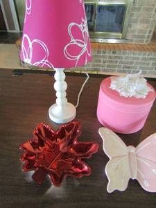 lot 309 image: White bedside lamp with pink shade, leaf trey, pink butterfly, pink hat box