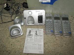 lot 332 image: Set of panasonic wireless home phones with charging ports