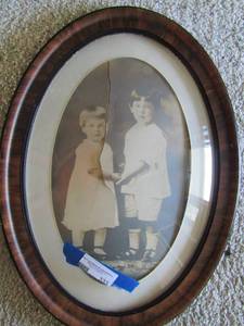 lot 333 image: VINTAGE PHOTO OF 2 KIDS IN OVAL FRAME
