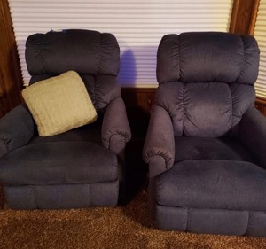 lot 197 image: BLUE  RECLINING CHAIRS   GREAT CONDITION  QTY 2
