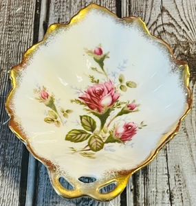lot 51 image: Vintage 1960s Lipper &amp Mann Creations Porcelain TrinketCandy Dish