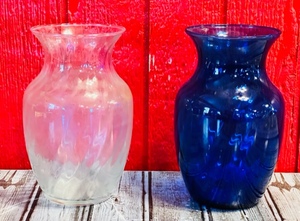 lot 70 image: Two Vintage Indiana Glass Company Co. Cobalt Blue &amp Clear Swirl Vases