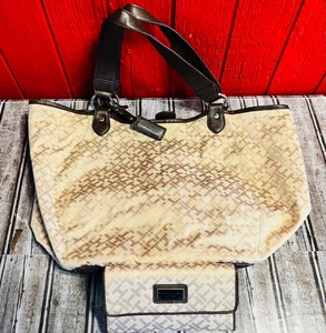 lot 75 image: Nice Tommy Hilfiger Bag w Matching Wallet