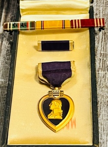 lot 4 image: WWII Era Purple Heart Medal WOther Medals and Original Case