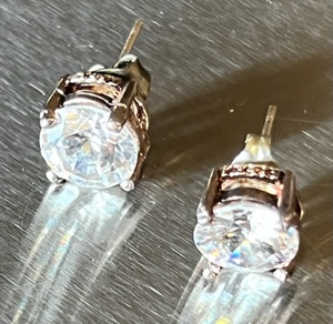 lot 27 image: Vintage Pair of .925 Sterling Silver Earrings WClear Stone