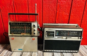 lot 98 image: Vintage Airline Solid State Five Band Radio &amp Soundwave ACBattery Multi-Band Solid State Radio