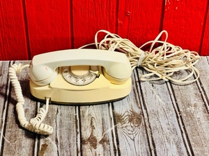 lot 31 image: Vintage Western ElectricBell Systems 1965 The Princess Rotary Phone