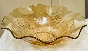 lot 28 image: Vintage 11 12 Amber Carnival Glass Ruffled Scallop Edged Fruit Bowl
