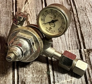 lot 35 image: Vintage Oxequip Oxygen Pressure Regulator G6121