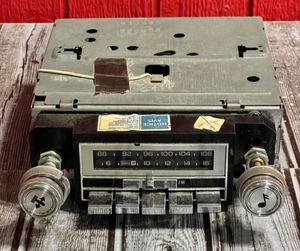 lot 38 image: Vintage GM Car or Truck AMFM Radio No. 16001700
