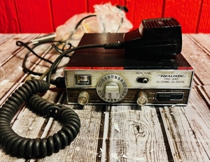 lot 39 image: Vintage Radio Shack Realistic TRC-24C CB Citizen Band Radio