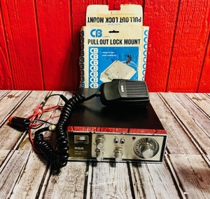 lot 40 image: Vintage RCA CB Co-Pilot CB 23 Channel Radio W CB Pull-Out Lock Mount