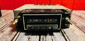 lot 41 image: Vintage GM CarTruck OEM Factory AM Radio Model 70HBP1 Part No. 7933641