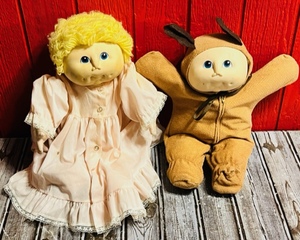lot 101 image: Two Vintage Cabbage Patch Kids