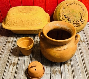 lot 104 image: Romertopf #113 Yerra Cotta Clay Baking Oven Roaster- German Made W Toad House and Other Terra Cotta