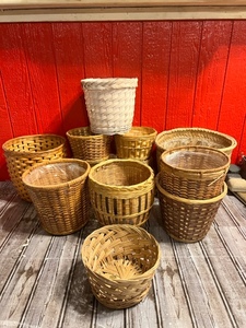 lot 108 image: Lot of 10 Vintage Wicker Rattan Reed Planter Baskets