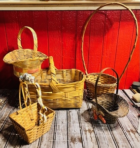 lot 111 image: Four Vintage Woven Badkets With Handle &amp Vintage Picnic Basket