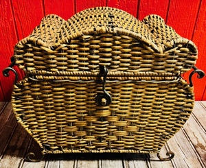 lot 113 image: Vintage 16 12 x 10 x 10 Wicker Sewing Basket W Metal Handles &amp Feet