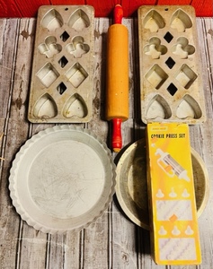 lot 124 image: Two Vintage Wear-Ever #2798 Card Suit Baking Molds, Wooden Rolling Pin, Wear-Ever Aluminum Fluted Pie Pan #2865 (10 x 1 34), 9 Pie Pan, &amp Hand-Held Cookie Press Set