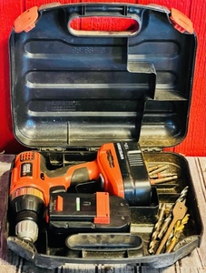 lot 30 image: Black &amp Decker 18V Cordless Drill W Smart Technology &amp Two Batteries( Bits Included)