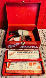 lot 47 image: Milwaukee Heavy-Duty Screw-Shooter Kit No. 6767-1