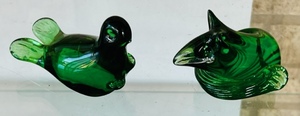 lot 125 image: Green Hand Blown Glass Seal &amp Fox Figurines&nbsp