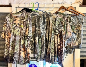 lot 133 image: Seven Mossy Oak &amp Real Tree Size Large &amp Extra Large Camo Hunting Shirts W Two Pairs of Camo Pants