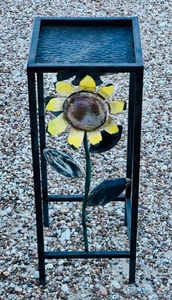 lot 146 image: 23 Metal Sunflower Planter Stand