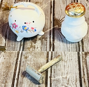 lot 170 image: Vintage Safety Razor W Two Vintage Powder Sachets