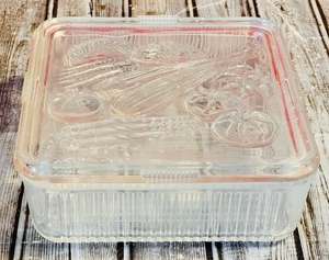 lot 176 image: Vintage 8 12 Square Federal Glass Refrigerator Dish With Vegetable Embossed Lid