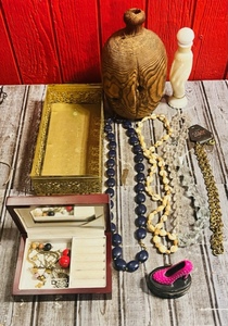 lot 198 image: Vintage Jewelry Boxes, Jewelry, &amp Vanity Assesories