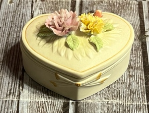 lot 240 image: AntiqueVintage Noritake Bone China Heart Shaped Trinket Box