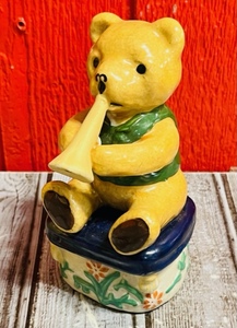lot 252 image: Vintage 5 Porcelain Bear Speaking into Megaphone