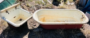 lot 59 image: Vintage Cast IronPorcelain Sink &amp Bathtub - Great for Planters or Yard Art