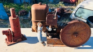 lot 109 image: One Vintage Deming Well Pump #1875-366 &amp Vintage 5 ton Hydraulic Jack