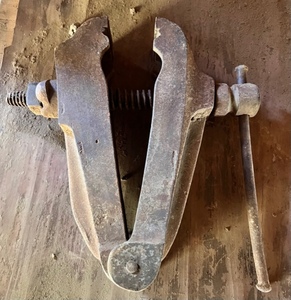 lot 67 image: Huge &amp Heavy Vintage Vise