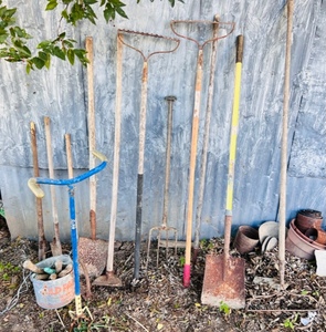 lot 113 image: Big Lot of 20 Lawn &amp Garden Tools - Shovels, Rakes, Hoes, Spade, Slings, Hammers, etc.&nbsp