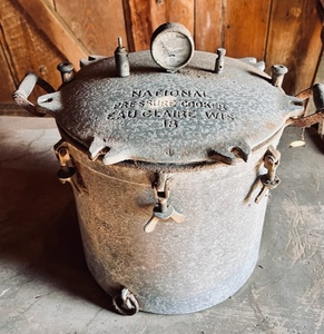 lot 163 image: Vintage National Pressure Cooker No. 18