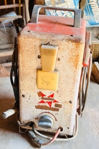 lot 69 image: Vintage Starline 12v Battery Charger Model 32-412